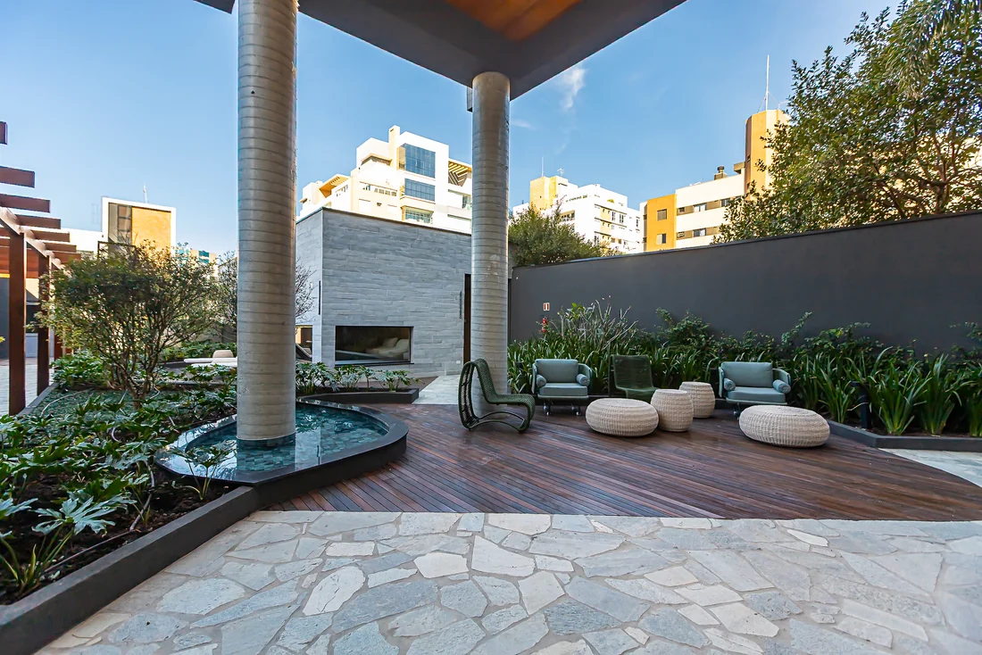 Espaço de estar junto ao paisagismo — área comum — Curitiba/PR