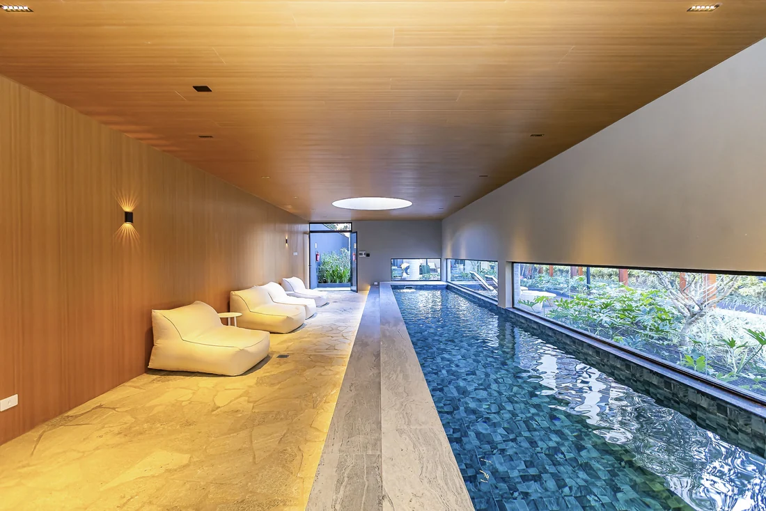 Raia da piscina coberta — área comum — Curitiba/PR