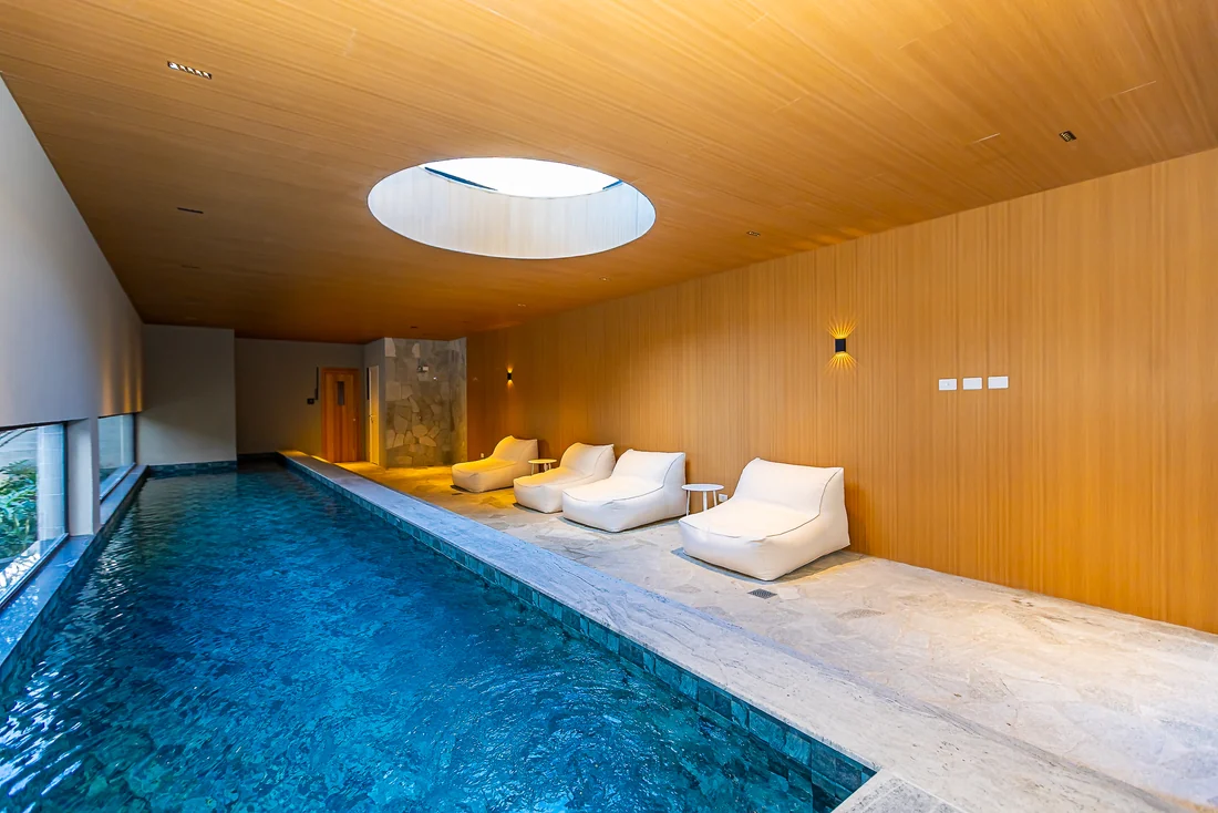 Piscina coberta e espaço de descanso — área comum — Curitiba/PR
