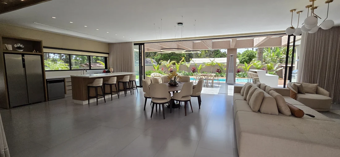 Sala integrada à cozinha — casa em Piraquara
