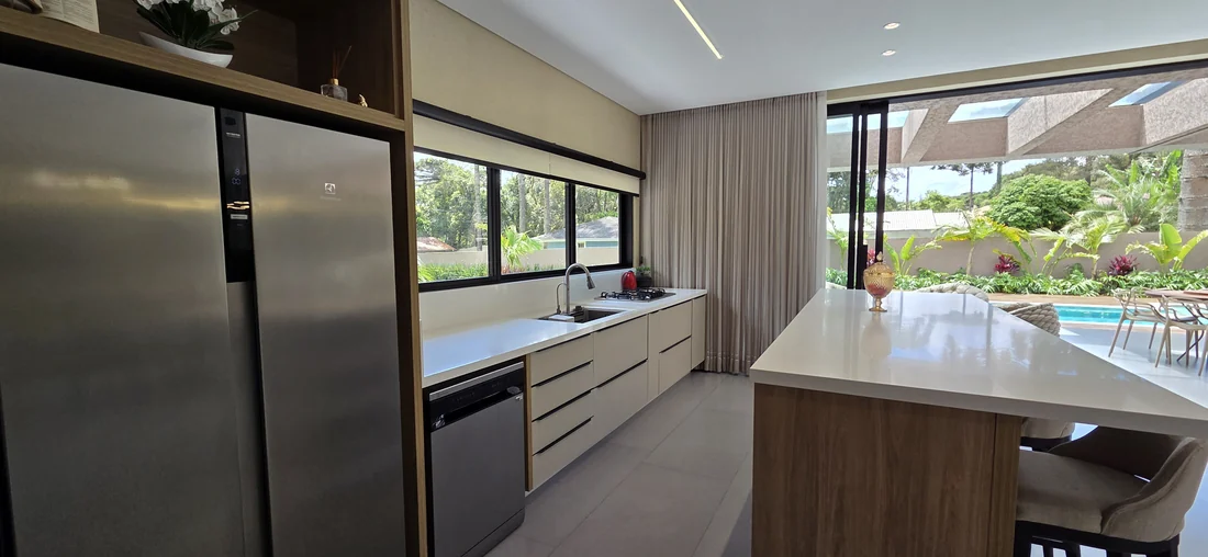 Cozinha com ilha e marcenaria — casa em Piraquara