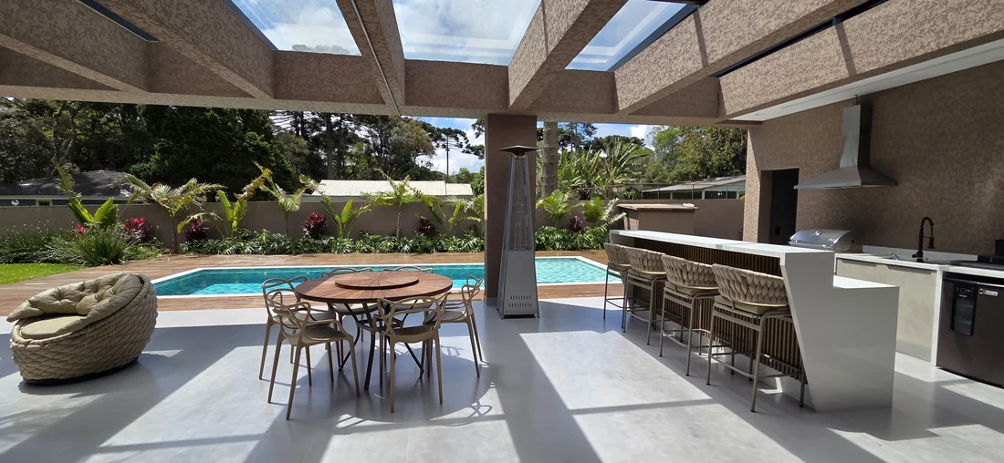 Espaço gourmet voltado para a piscina — casa em Piraquara