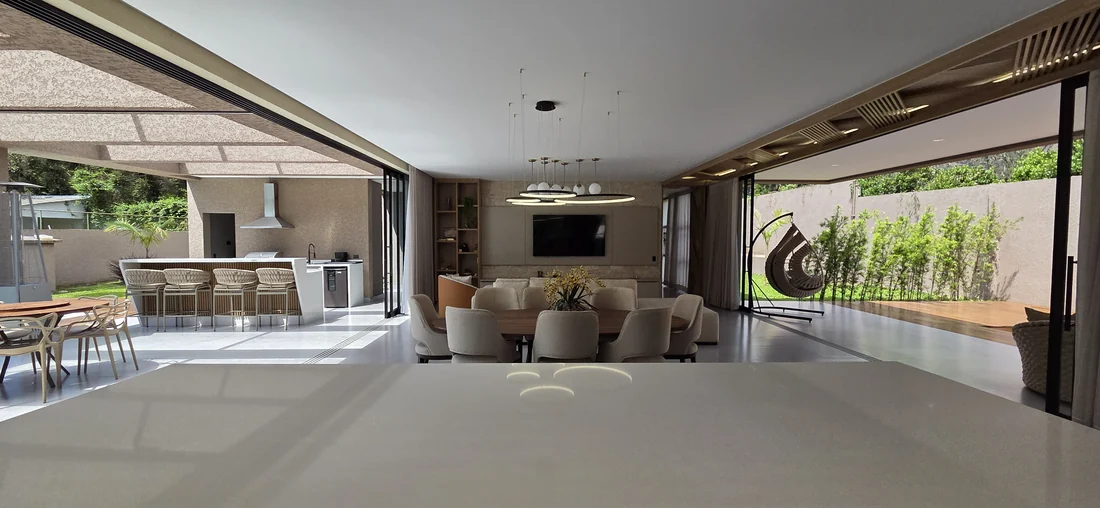 Estar da varanda e integração com o interior — casa em Piraquara