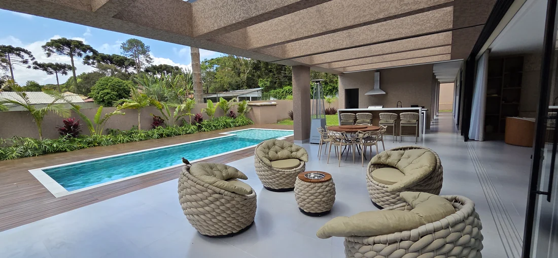 Varanda coberta e piscina — casa em Piraquara