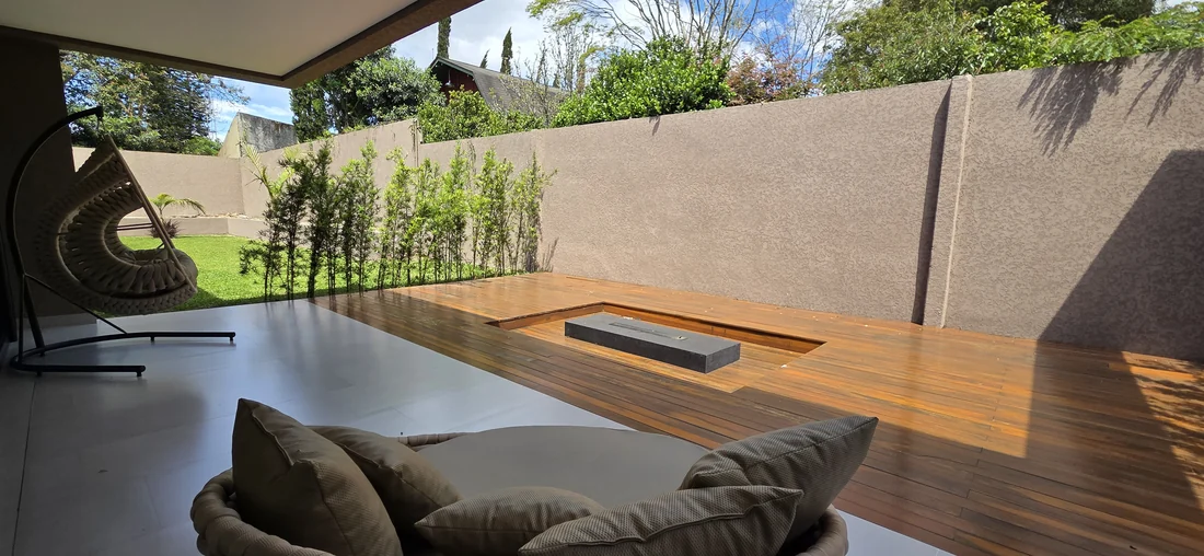 Pátio interno com deck — casa em Piraquara