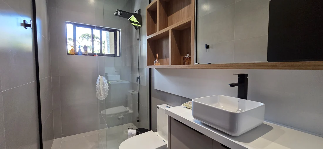 Banheiro com box e bancada — casa em Piraquara