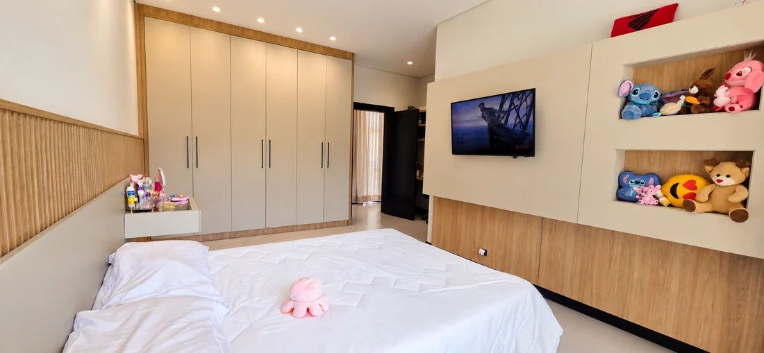 Dormitório com marcenaria sob medida — casa em Piraquara