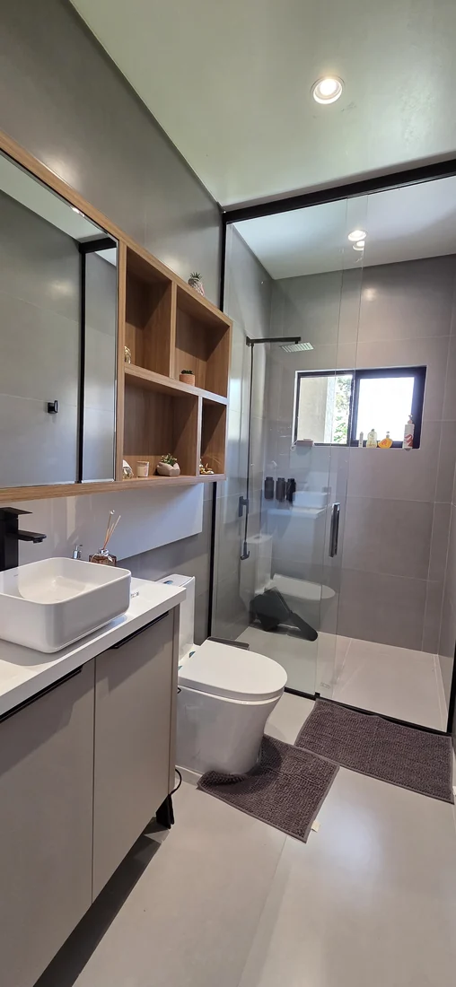 Banheiro da área íntima — casa em Piraquara