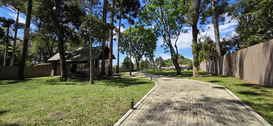 Jardim arborizado — casa em Piraquara