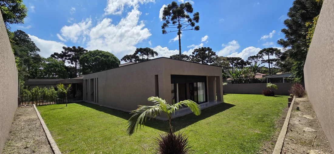 Jardim lateral e arquitetura térrea — casa em Piraquara