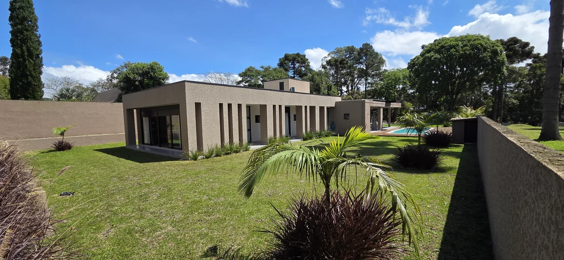 Área externa e paisagismo — casa em Piraquara
