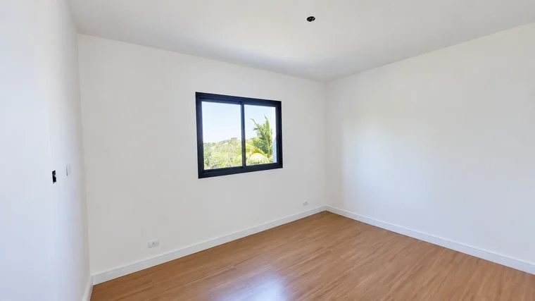 Dormitório com piso de madeira — Abranches, Curitiba