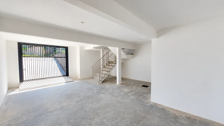 Sala e acesso à escada — Abranches, Curitiba