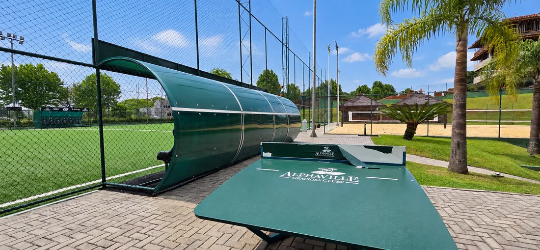 Mesa de jogos na área esportiva do clube